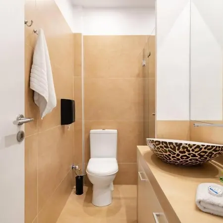 Stylish King Size Bed Steps From Acropolis By Ghh Apartment *